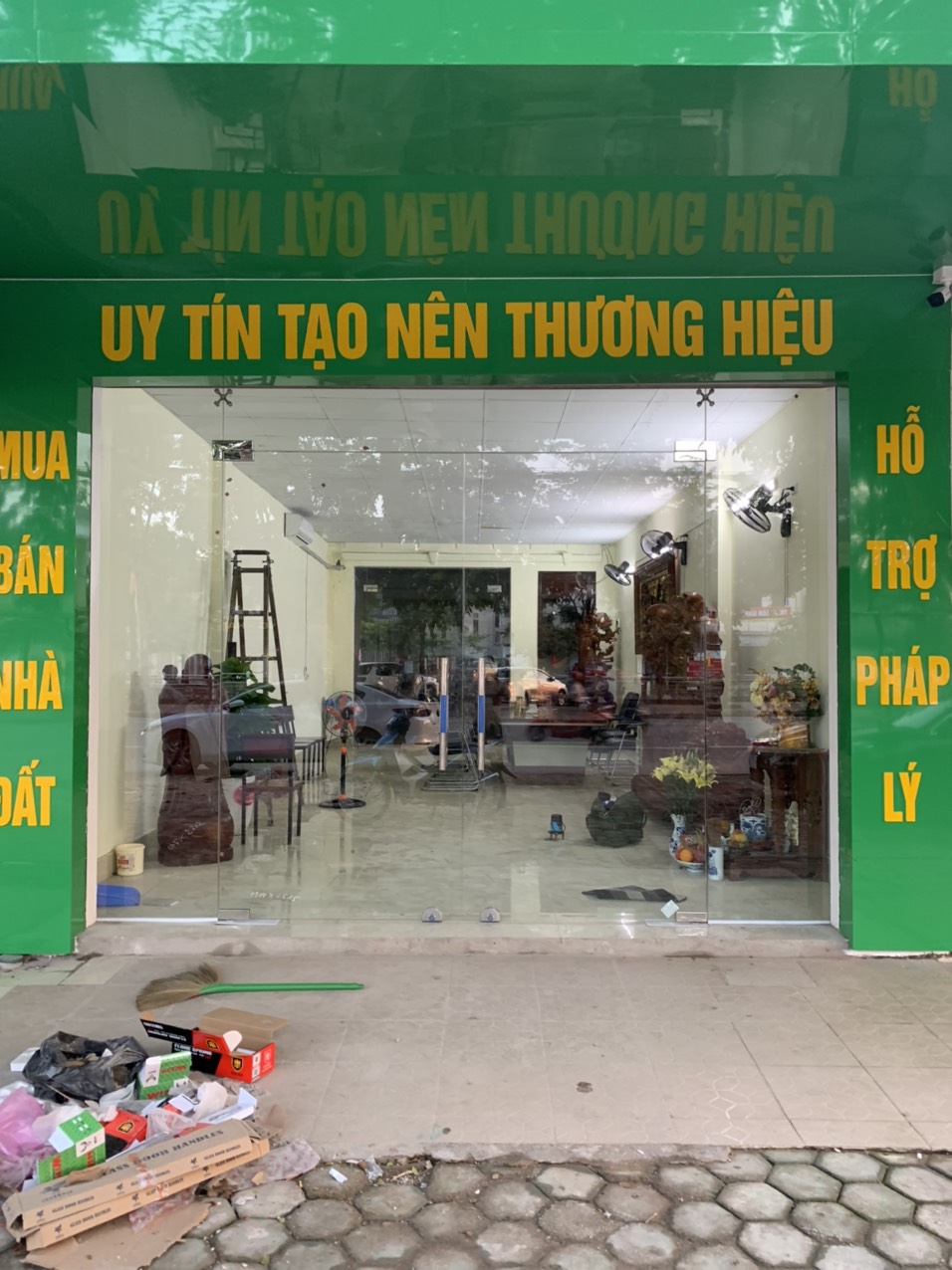 Nhất Việt chuyên thi công cửa kính cường lực hai cánh bền đẹp