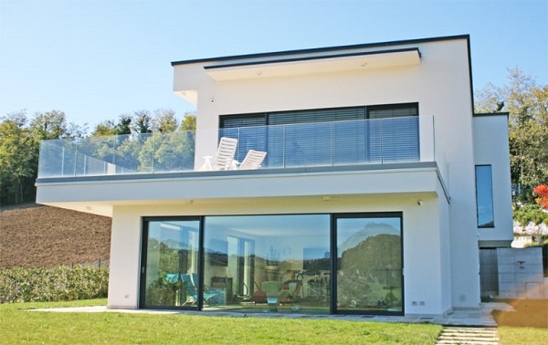 Kính cường lực giúp tạo nên kiến trúc hiện đại cùng vẻ đẹp thẩm mỹ cao cho ngôi nhà