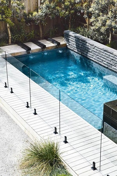 Lan can kính bể bơi có độ trong suốt cao, giúp tạo nên vẻ đẹp tinh tế và hiện đại cho bể bơi