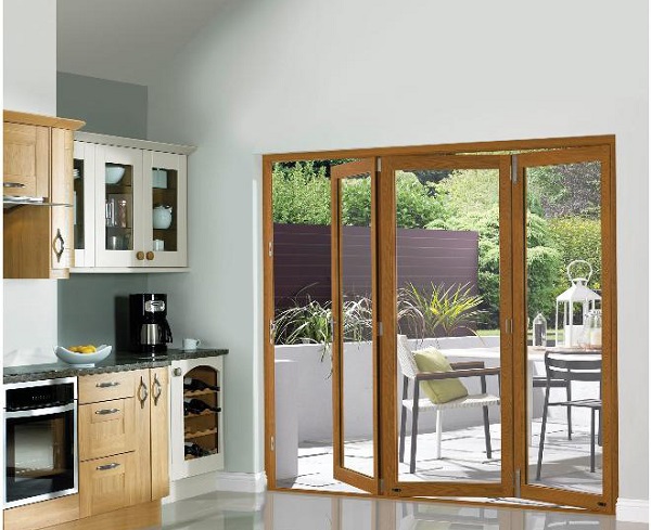 Cửa kính khung gỗ cung cấp tầm nhìn rõ ràng và không gian mở ra bên ngoài