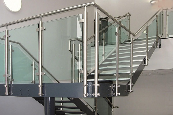 Cầu thang kính tay vịn inox tạo ra một diện mạo hiện đại, sang trọng và đẳng cấp cho không gian nội thất
